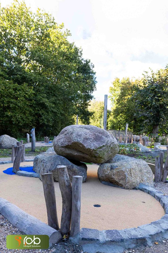 Minigolfbaan met hunebedden