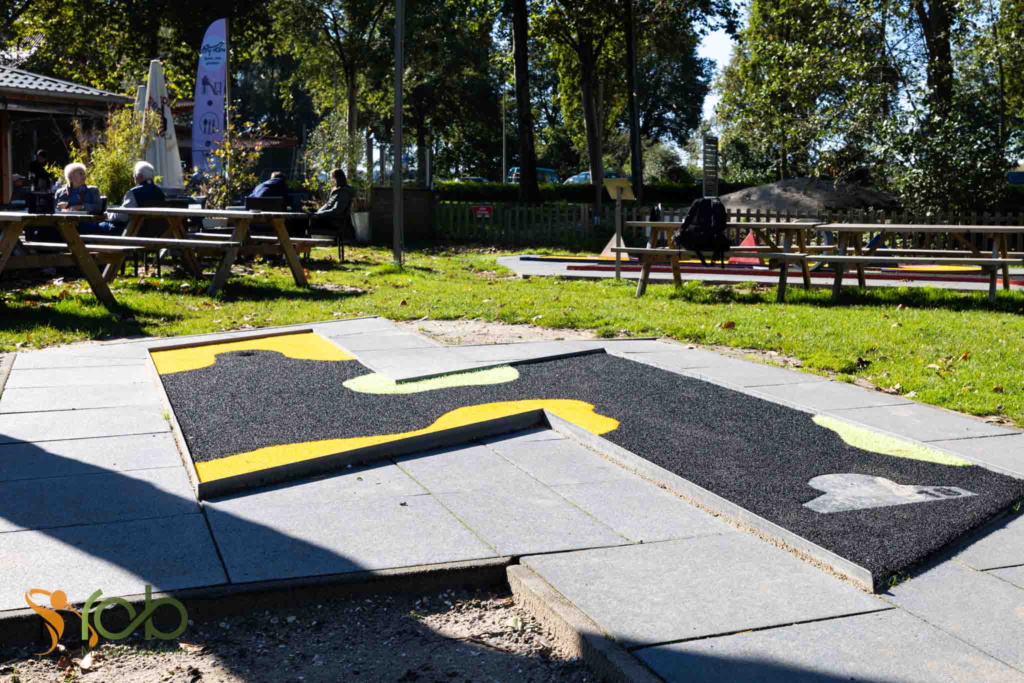 midgetgolfbaan gerenoveerd bij Bij Hen